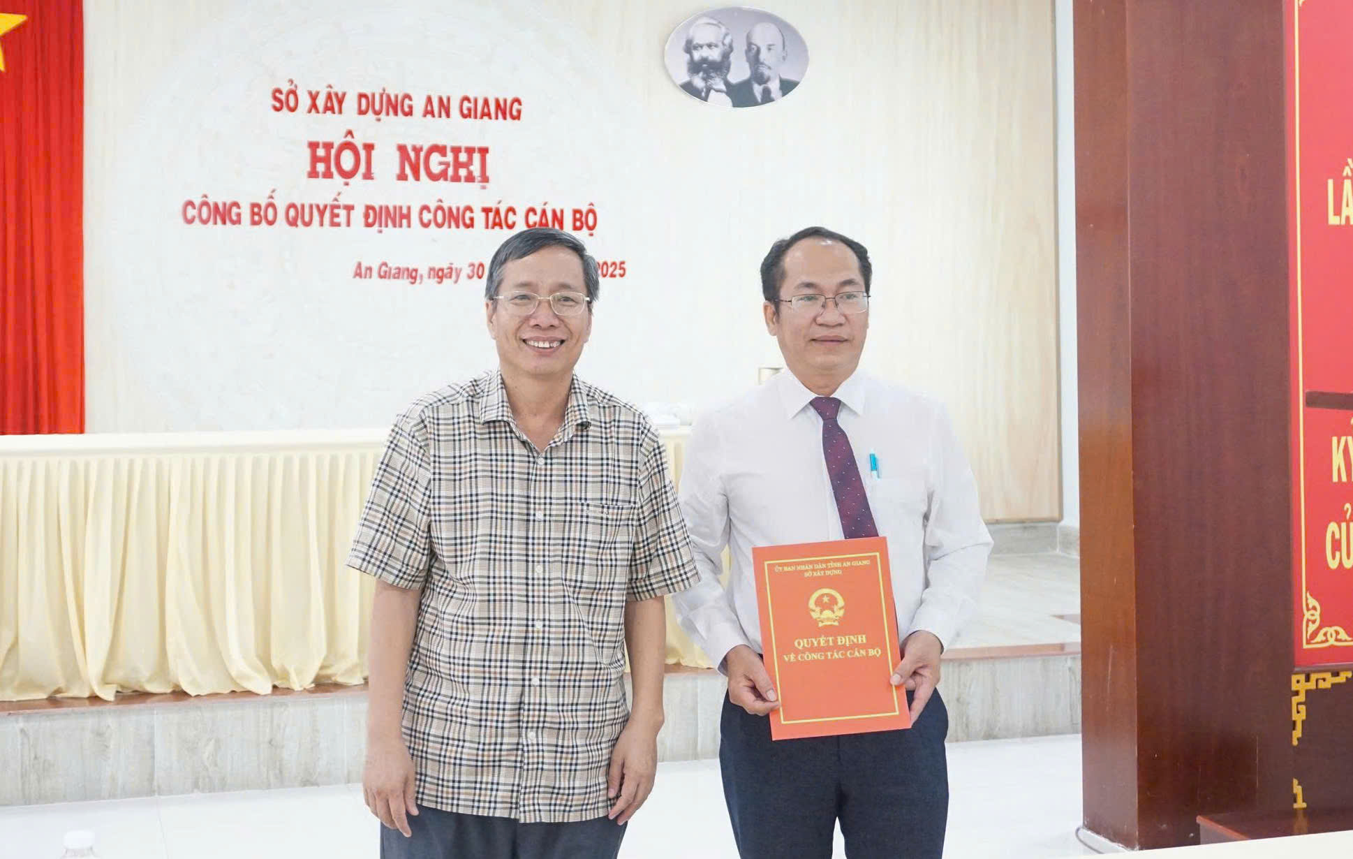 Đồng chí Nguyễn Ngọc Lân, Phó Giám đốc sở trao Quyết định điều động và bổ nhiệm cho ông Phạm Thống Nhất